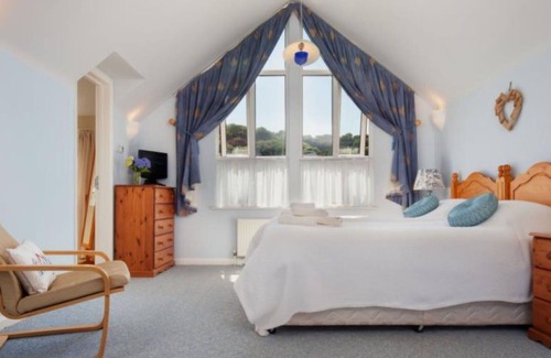 Shaldon House | Stunning private villa for 8 guests with WIFI, TV, patio and parking