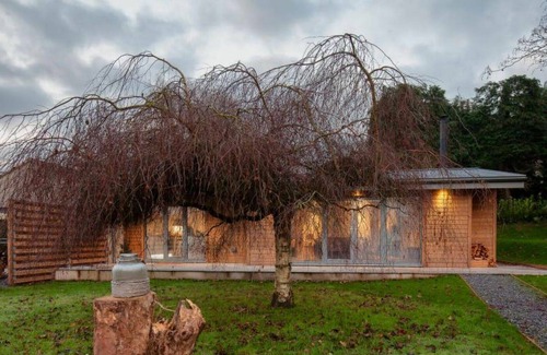 Shaldon House | Stunning private villa for 4 people with TV, patio and parking