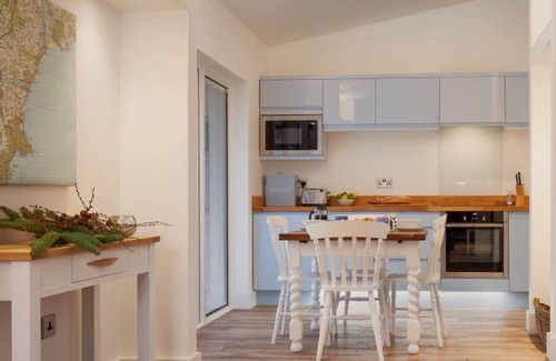 Shaldon House | Stunning private villa for 4 people with TV, patio and parking