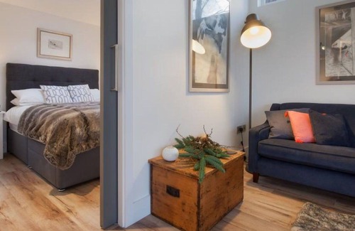 Shaldon House | Stunning private villa for 4 people with TV, patio and parking