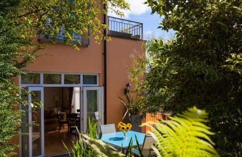 Torquay Villa | Stunning private villa for 2 people with WIFI, TV and patio