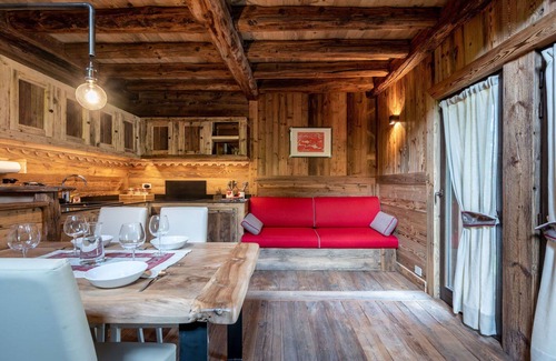 Introd House | Stunning private villa for 5 guests with WIFI and TV