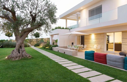 Modica Villa | Stunning private villa for 8 people with hot tub, private pool, sauna, A/C, WIFI, TV and terrace