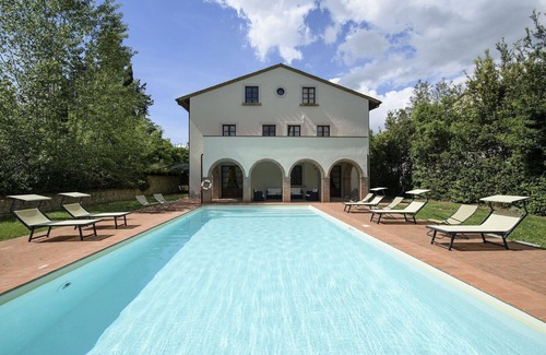 San Gimignano Villa | Stunning private villa for 10 people with A/C, private pool, hot tub, WIFI, TV and patio