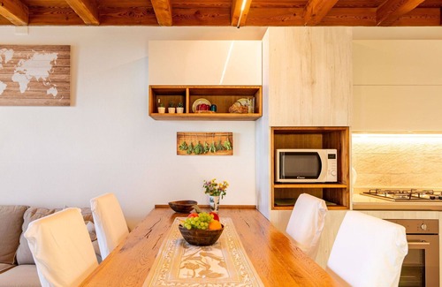 Peglio House | Stunning private villa for 4 people with WIFI, TV, terrace and pets allowed