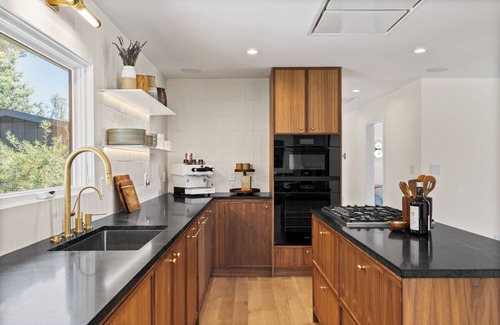Napa House | Stunning Renovated Mid-Century Modern Home on 2.5 Acres in Napa Valley