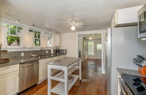 Melbourne House | Stunning River Views - Historic 3br Walk Dntn
