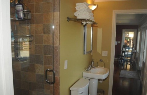 San Rafael Apartment | STUNNING SAN FRAN BAY/ MT TAM VIEWS, SLEEPS 6, LRG APT. w POOL, QUIET & CLEAN!!