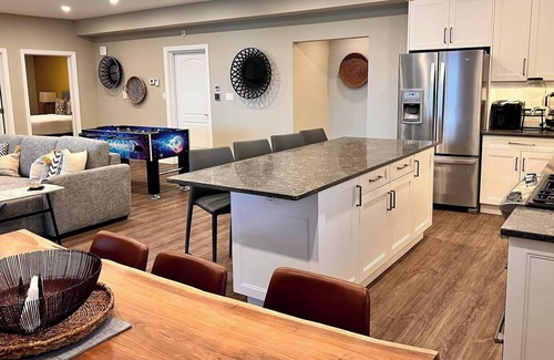 Kincardine House | Stunning Serenity Cove On The Lake | Cozy Cottage