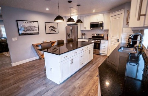 South Salt Lake House | Stunning SLC House w/Hot Tub and Fire Pit!nn