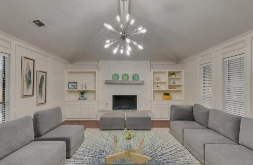 Lake Highlands House | Stunning Spacious Home with Pool and BBQ