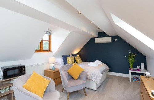 Eaton Mascott Apartment | Stunning studio flat with dedicated private garden