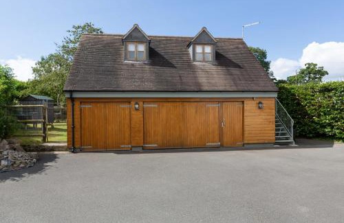 Eaton Mascott Apartment | Stunning studio flat with dedicated private garden