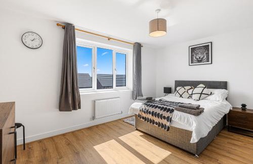 Little Hulton Apartment | Stunning & Stylish 4 Bed home in Worsley