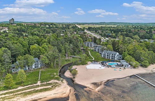 Acme Condo | ποΈ Stunning Sunset Bay Views @ The Shores | Traverse Bay Views | Moments to the Beach