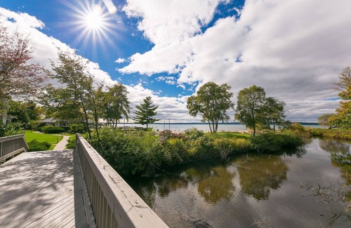 Acme Condo | ποΈ Stunning Sunset Bay Views @ The Shores | Traverse Bay Views | Moments to the Beach
