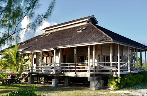 Wemyss Settlement House | Stunning Sunset Beachfront Estate with mooring