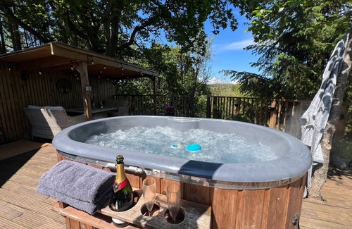 Hudswell Cabin | Stunning treehouse immersed in nature with fantastic views, hot tub & two decks.