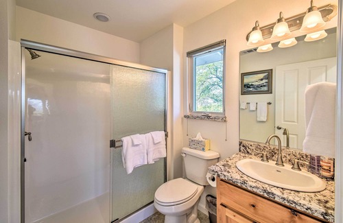 Mariposa Cottage | Stunning 'Treetop Villa' - 1 Mi to Dtwn Mariposa!