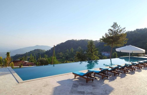 Islamlar Villa | Stunning Turquoise Retreat with 25m infinity pool and Yoga/Activity Studio