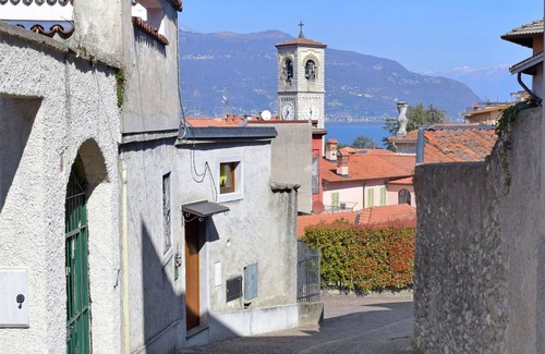 Porto Valtravaglia House | Stunning villa for 4 people with TV, terrace and pets allowed