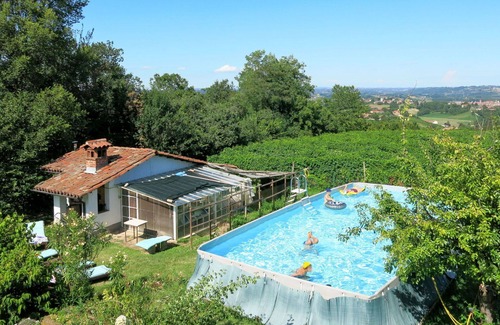San Damiano dʼAsti Villa | Stunning villa for 5 people with WIFI, pool, TV, patio, pets allowed, panoramic view and parking