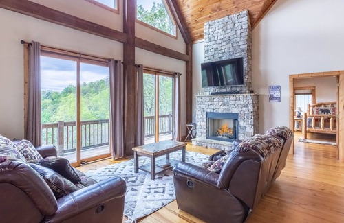Franklin Cabin | Stunning Views and Hot Tub, at Beary Cozy Cabin