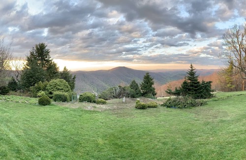 Vesta House | Stunning Views, close to Wineries, Primland & Parkway - beautifully appointed