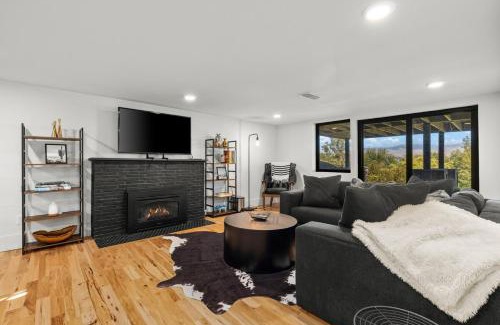 Central Rim Villa | Stunning Views - High End 4BR Home with Hot Tub and Sauna