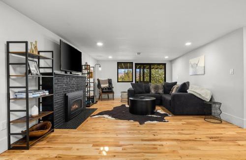 Central Rim Villa | Stunning Views - High End 4BR Home with Hot Tub and Sauna