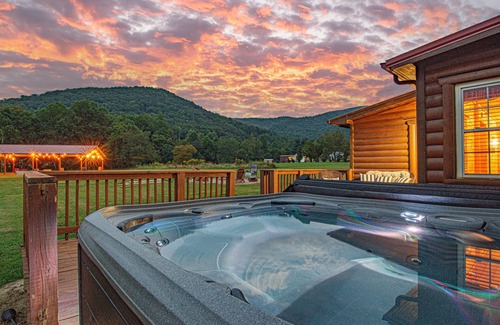 Gatlinburg - Pigeon Forge Cabin | Stunning Views, Huge Yard, Relaxing Fall Retreat