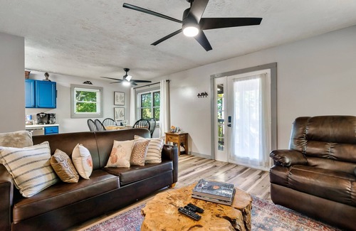 Gatlinburg - Pigeon Forge Cabin | Stunning Views w/Hot Tub, Arcade Games & Extended Deck