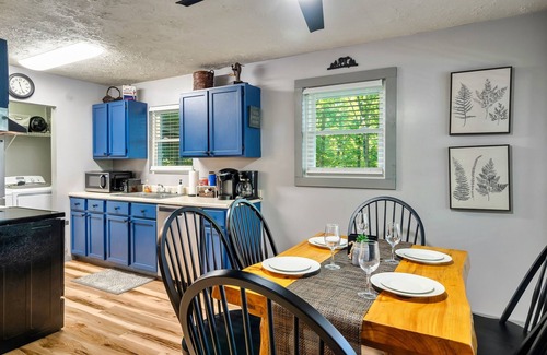 Gatlinburg - Pigeon Forge Cabin | Stunning Views w/Hot Tub, Arcade Games & Extended Deck