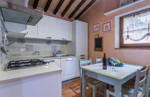 Monteroni d'Arbia House | Stunning villa for 4 people with A/C, WIFI, pool, TV, patio, pets allowed and panoramic view