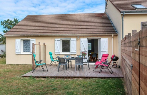 Denneville House | Stunning villa for 4 guests with WIFI, TV, terrace and pets allowed