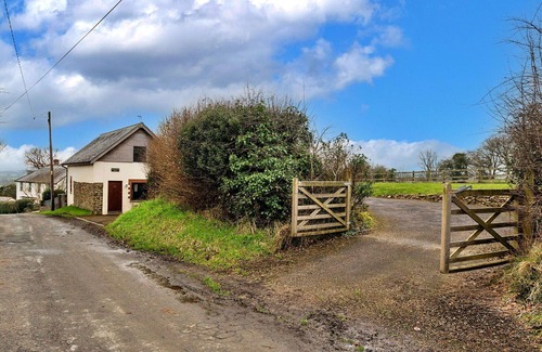 Holsworthy House | Stunning villa for 7 guests with WIFI, TV, terrace and pets allowed