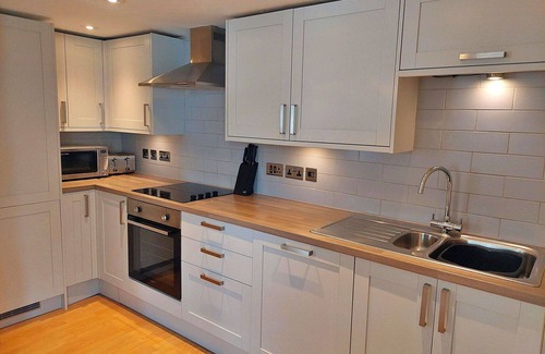 Liverton House | Stunning villa for 6 people with pool, hot tub, WIFI