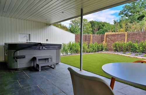 Liverton House | Stunning villa for 2 people with WIFI, hot tub and parking