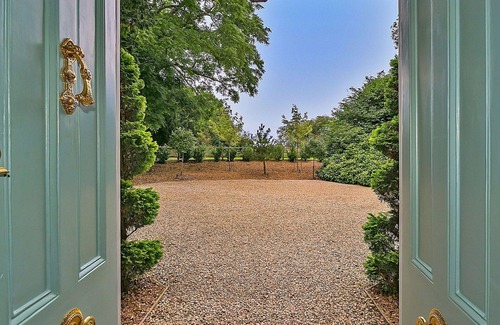 Yardley Gobion House | Stunning villa for 17 people with hot tub, WIFI, terrace and pets allowed