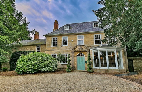 Yardley Gobion House | Stunning villa for 17 people with hot tub, WIFI, terrace and pets allowed