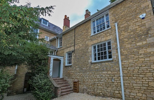 Yardley Gobion House | Stunning villa for 17 people with hot tub, WIFI, terrace and pets allowed