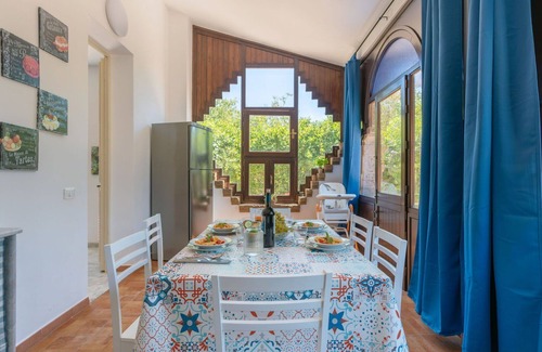 Misilmeri House | Stunning villa for 10 people with WIFI, A/C, private pool, TV, terrace and pets allowed
