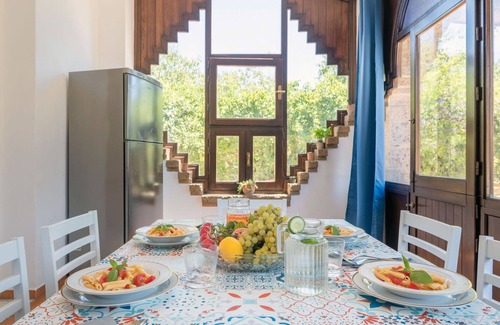 Misilmeri House | Stunning villa for 10 people with WIFI, A/C, private pool, TV, terrace and pets allowed