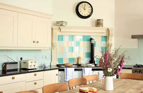 Saltash House | Stunning villa for 19 guests with WIFI, pool, TV, terrace and pets allowed