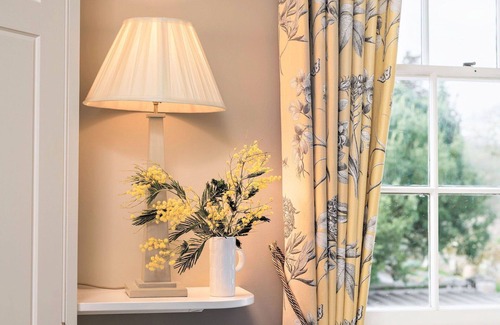 Saltash House | Stunning villa for 19 guests with WIFI, pool, TV, terrace and pets allowed