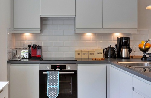 Grantley House | Stunning villa for 2 people with WIFI, balcony and pets allowed