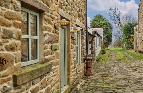 Blackburn House | Stunning villa for 3 people with WIFI, TV and pets allowed