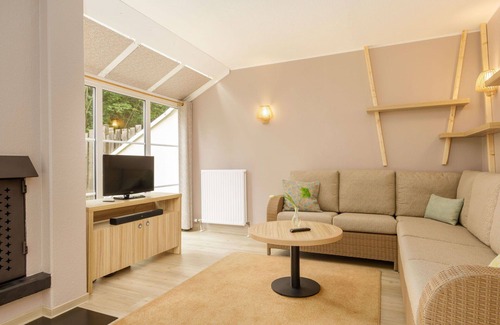 Medebach House | Stunning villa for 4 guests with hot tub, pool, WIFI, TV, terrace and parking