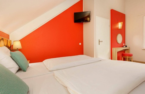 Medebach House | Stunning villa for 4 guests with hot tub, pool, WIFI, TV, terrace and parking
