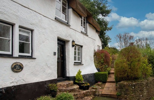 Alcombe House | Stunning villa for 4 guests with WIFI, TV and pets allowed